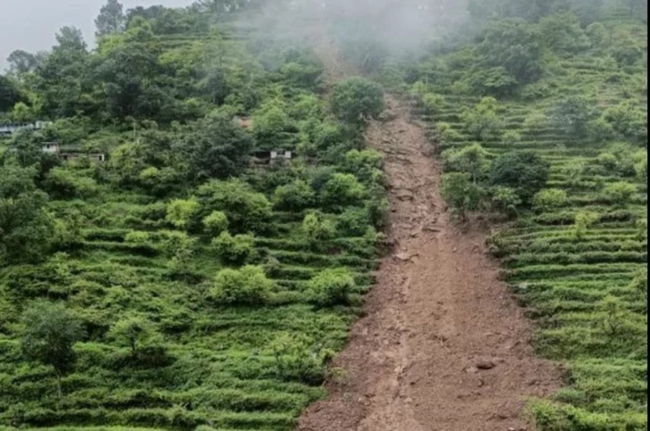 Cloud Burst: उत्तराखंड के दो गांवों में फटा बादल, चारों ओर बस पानी और मलबा