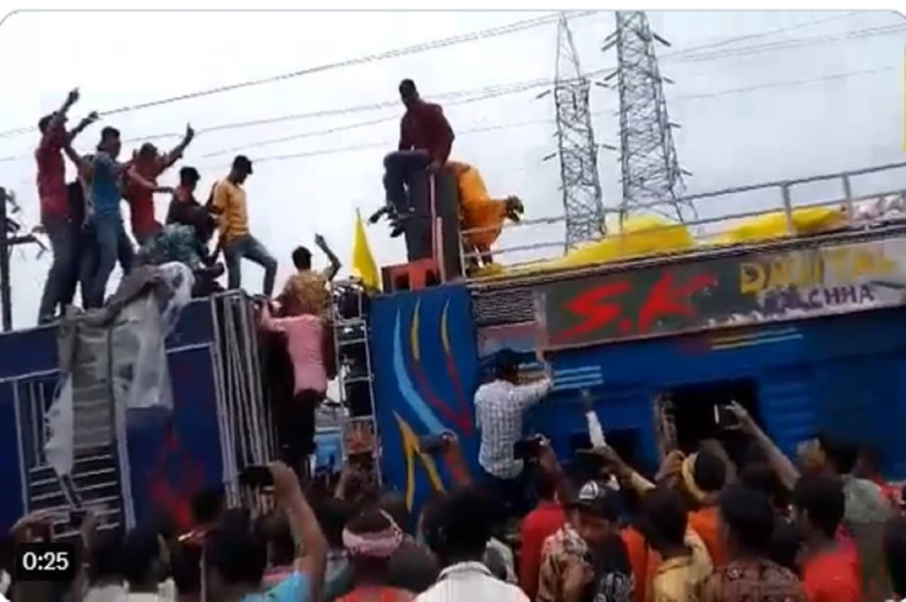 लाइव मौत: इंदौर के महू में डीजे की जानलेवा मस्ती, गाड़ी में फैला करंट, 1 कांवड़िए की मौत, 3 घायल