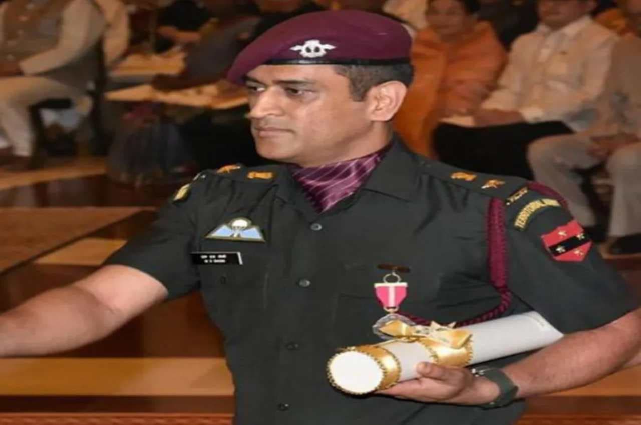 'भाग्य है मेरा मैं एक भारतीय हूं' धोनी की DP में लहराया तिरंगा