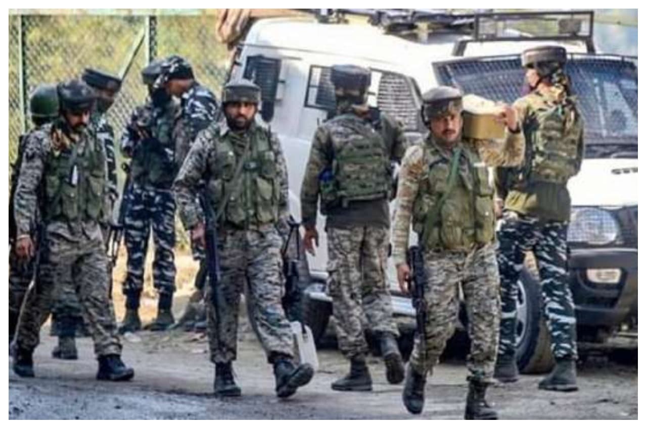 Jammu Kashmir: पुलवामा में सुरक्षाबलों के साथ मुठभेड़ में एक आतंकवादी ढेर, दो जवान घायल