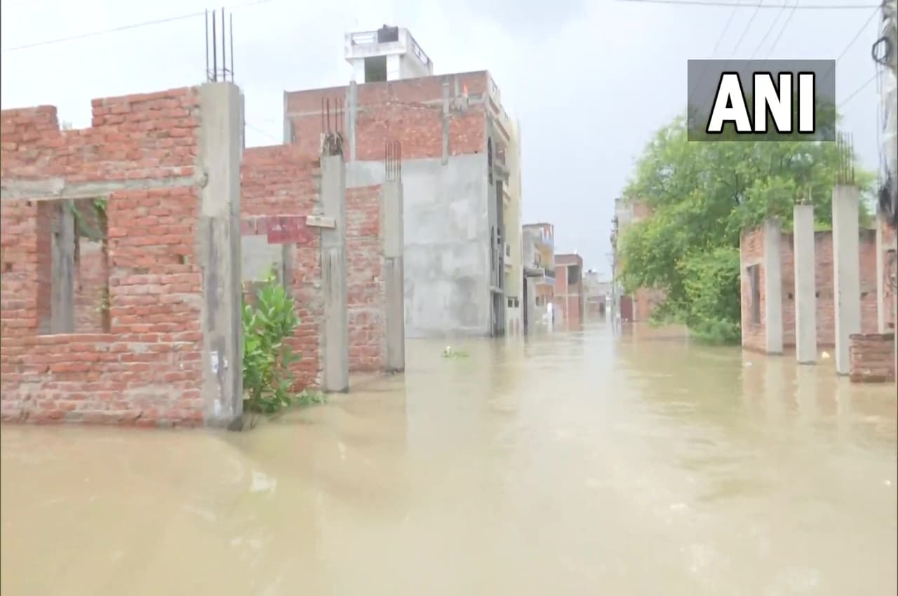 Flood In UP: 22 जिलों में बाढ़ का कहर, इन बैराजों से छोड़ा पानी लोगों के लिए बना मुसीबत