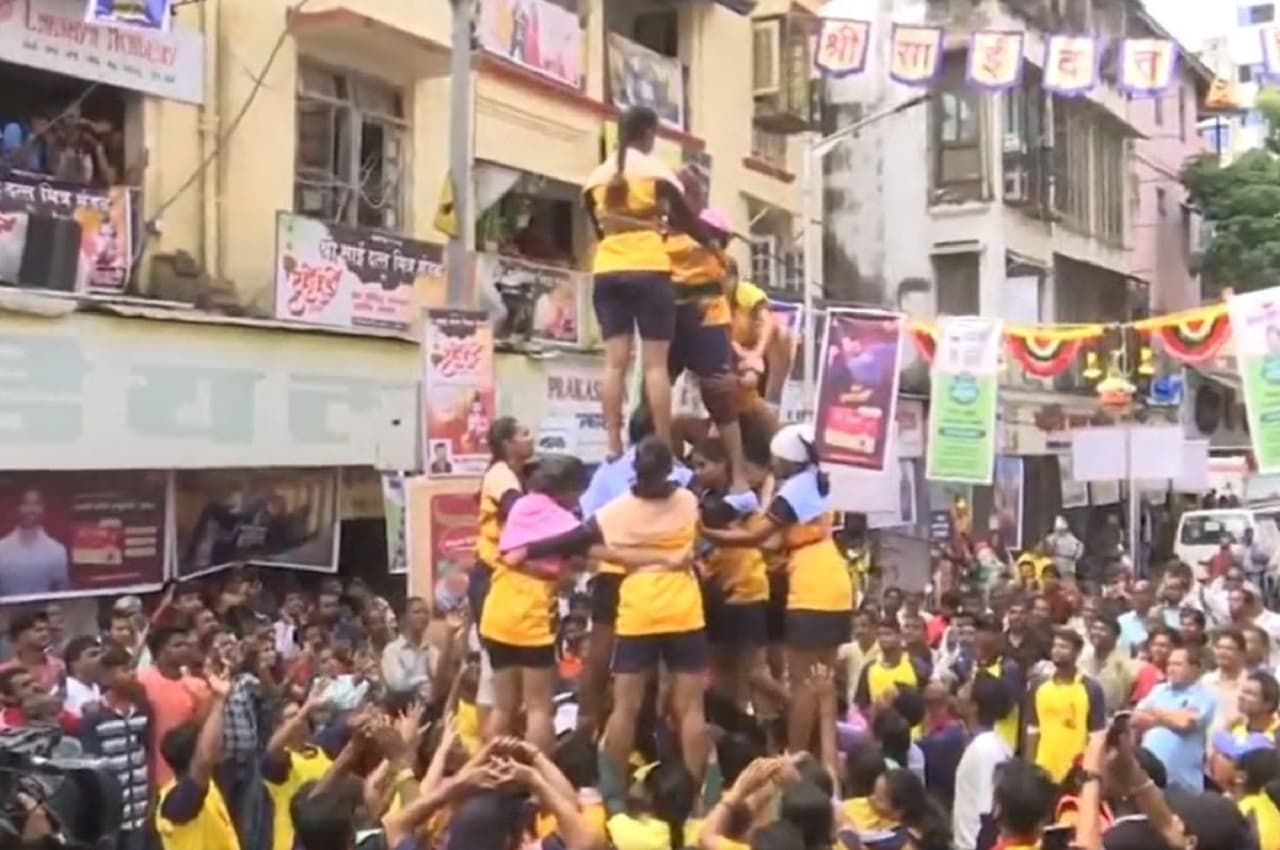 Janmashtami 2022:  मुंबई में दही हांडी प्रतियोगिता के लिए लड़कियों ने दिखाया दम, देखें वीडियो