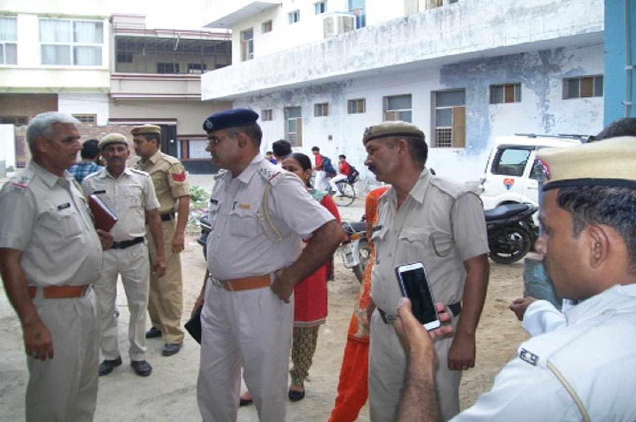 आरोपियों ने बरसाई गोलियां