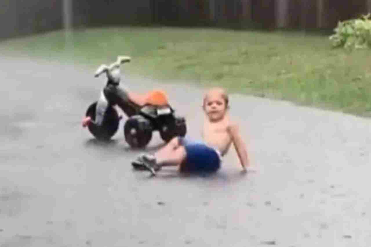 Viral Video: झमाझम बारिश में इस छोटे बच्चे ने किए मजे, देख लोगों को याद आया अपना बचपन