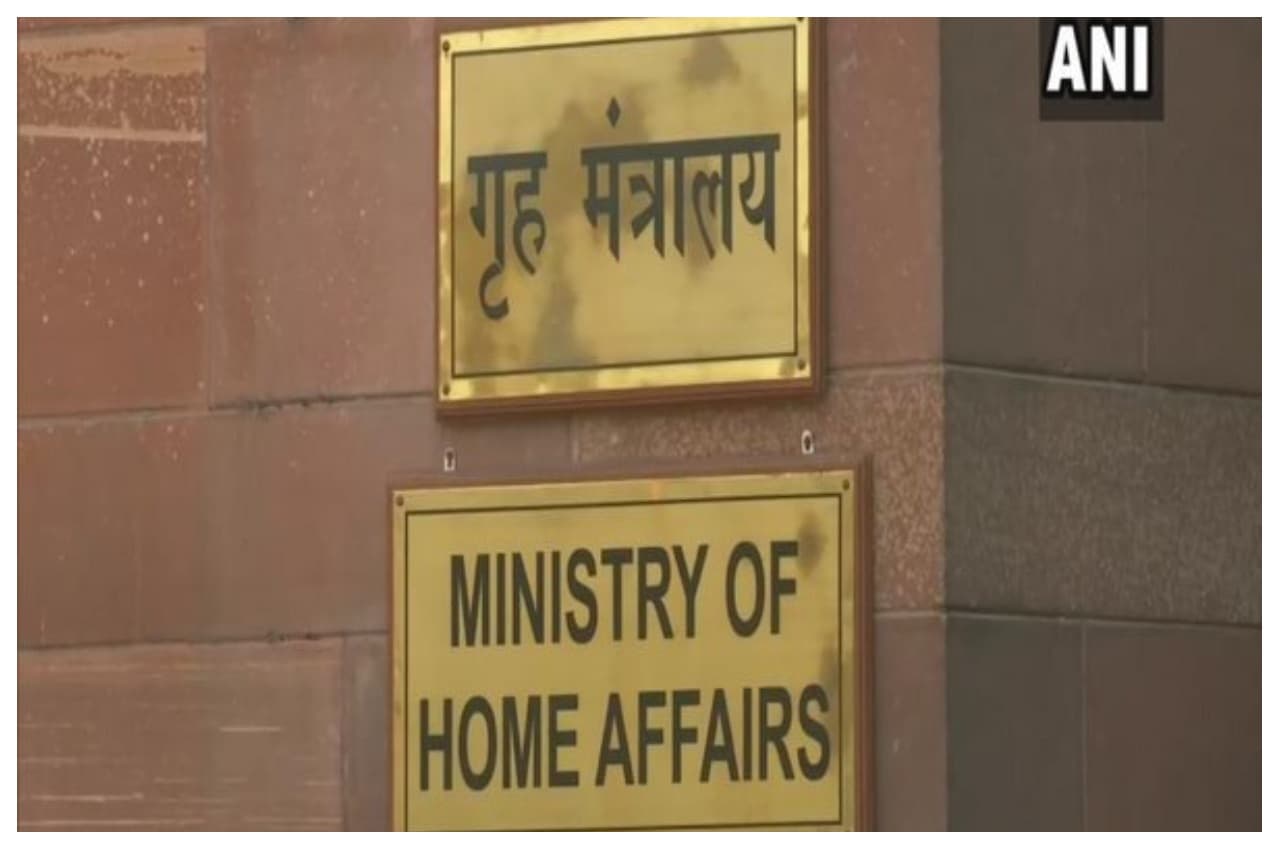 दिल्ली आबकारी नीति मामले में दो अधिकारी निलंबित