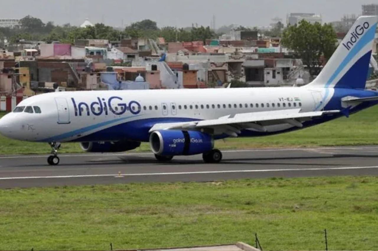 Indigo Flight: त्रिवेंदम जा रही इंडिगो फ्लाइट के यात्री ने अचानक खोला था इमरजेंसी गेट, DGCA ने दिए जांच के आदेश