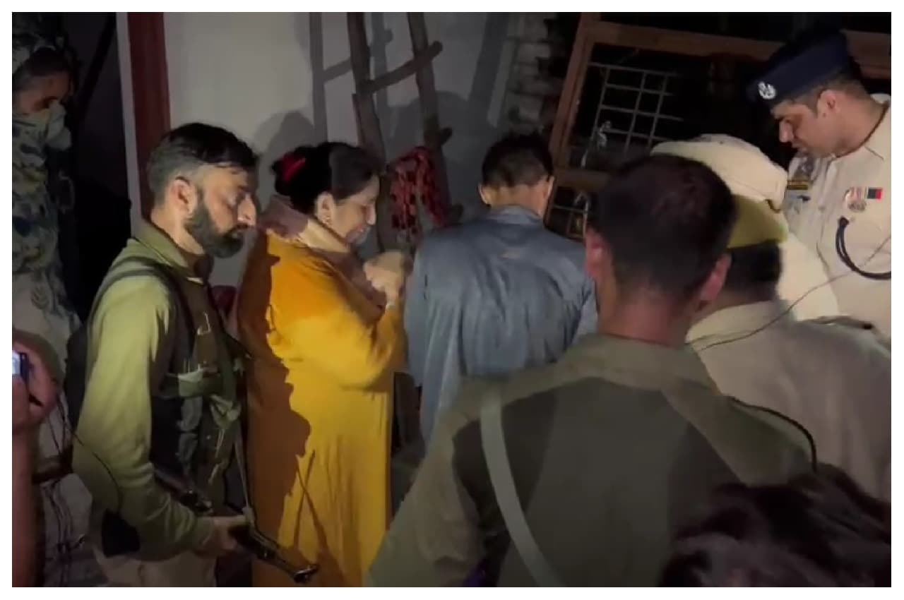 Arrest of LeT terrorist: जम्मू-कश्मीर में पोर्टल चलाने वाले पत्रकार के घर रेड, लश्कर-ए-तैयबा के आतंकी तालिब से है संबंध