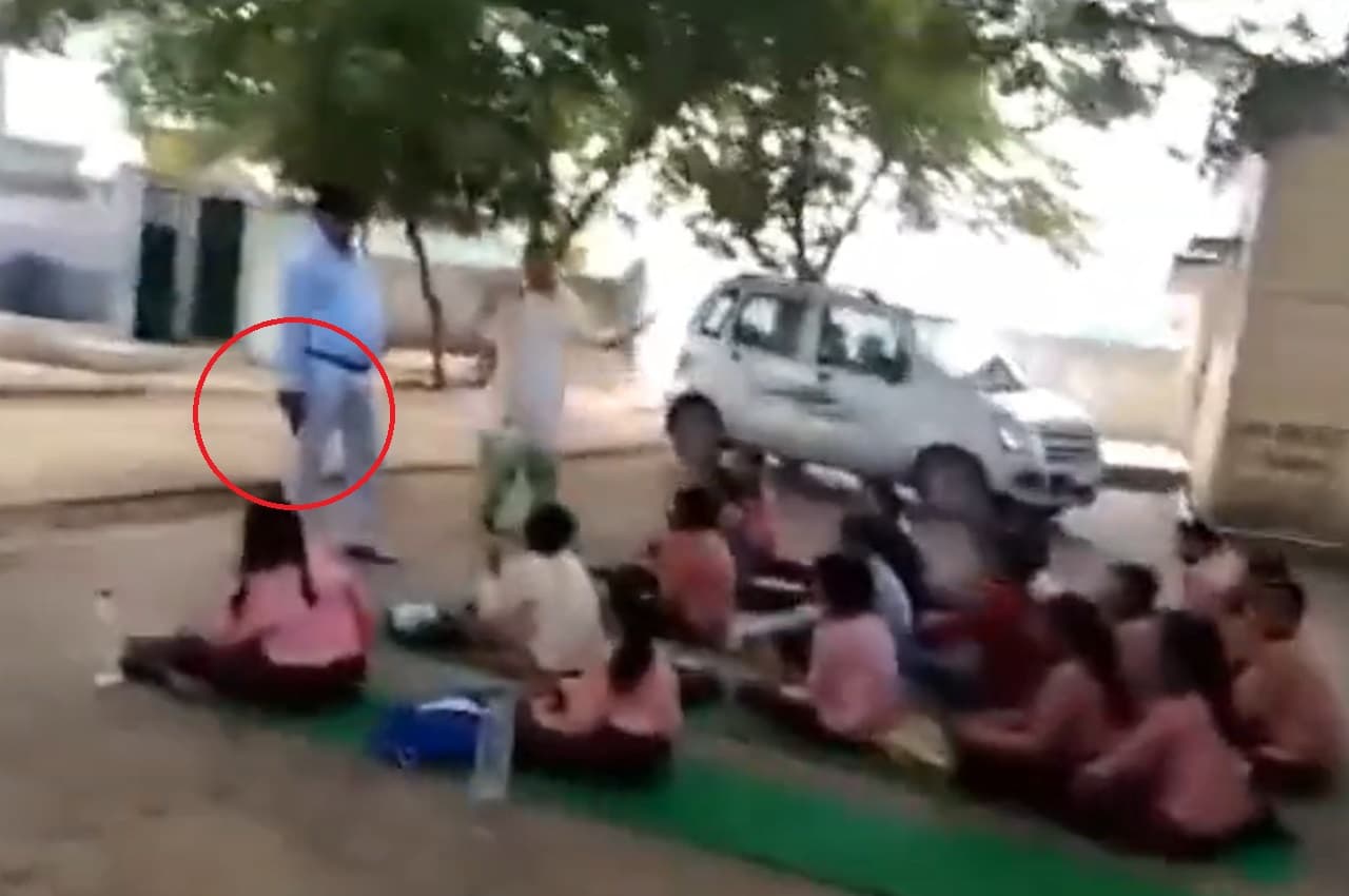 Kannauj: रिवॉल्वर लेकर स्कूल में पढ़ाने पहुंचा हेडमास्टर, वीडियो वायरल होने के बाद दी ये सफाई