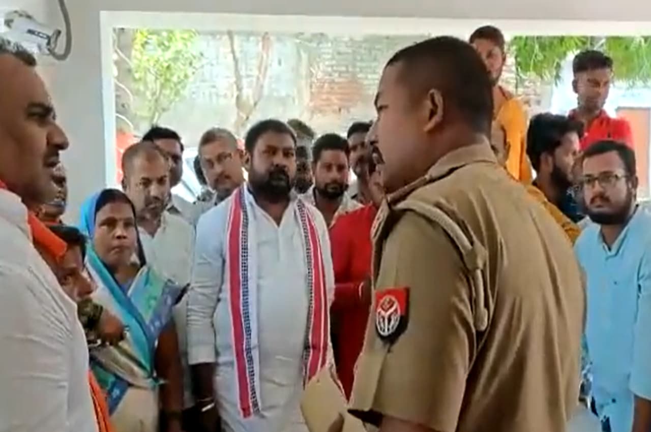 Viral Video: MLA समर्थक बोला- हमने मिलकर जिताया है, दरोगा का जवाब- मैं भी 20 करोड़ की आबादी में चुना गया हूं