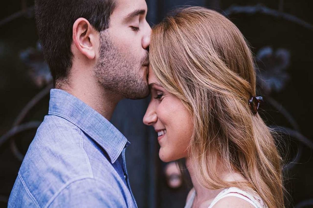 Benefits Of Kiss: फेस की झुर्रियों को कम करने में अहम भूमिका निभाता है किस, जानें इसके और कई जबदस्त लाभ