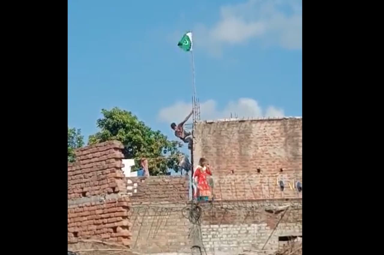 Kushinagar: घर पर लगाया पाकिस्तान का झंडा, पुलिस ने मुकदमा दर्ज कर जेल भेजा