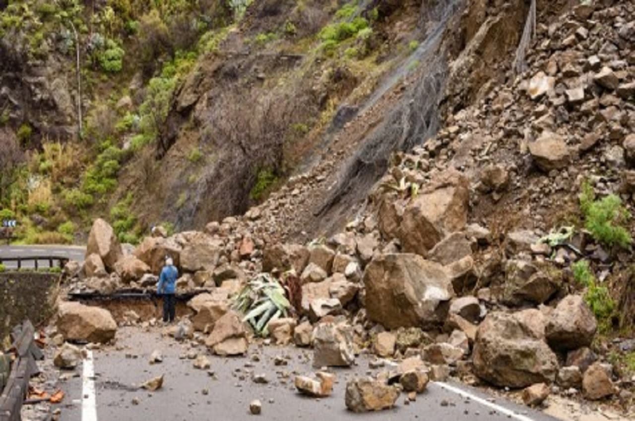 Himachal News: तेज़ बारिश के चलते कुल्लू में हुआ भूस्खलन, इन जगहों पर यातायात प्रभावित