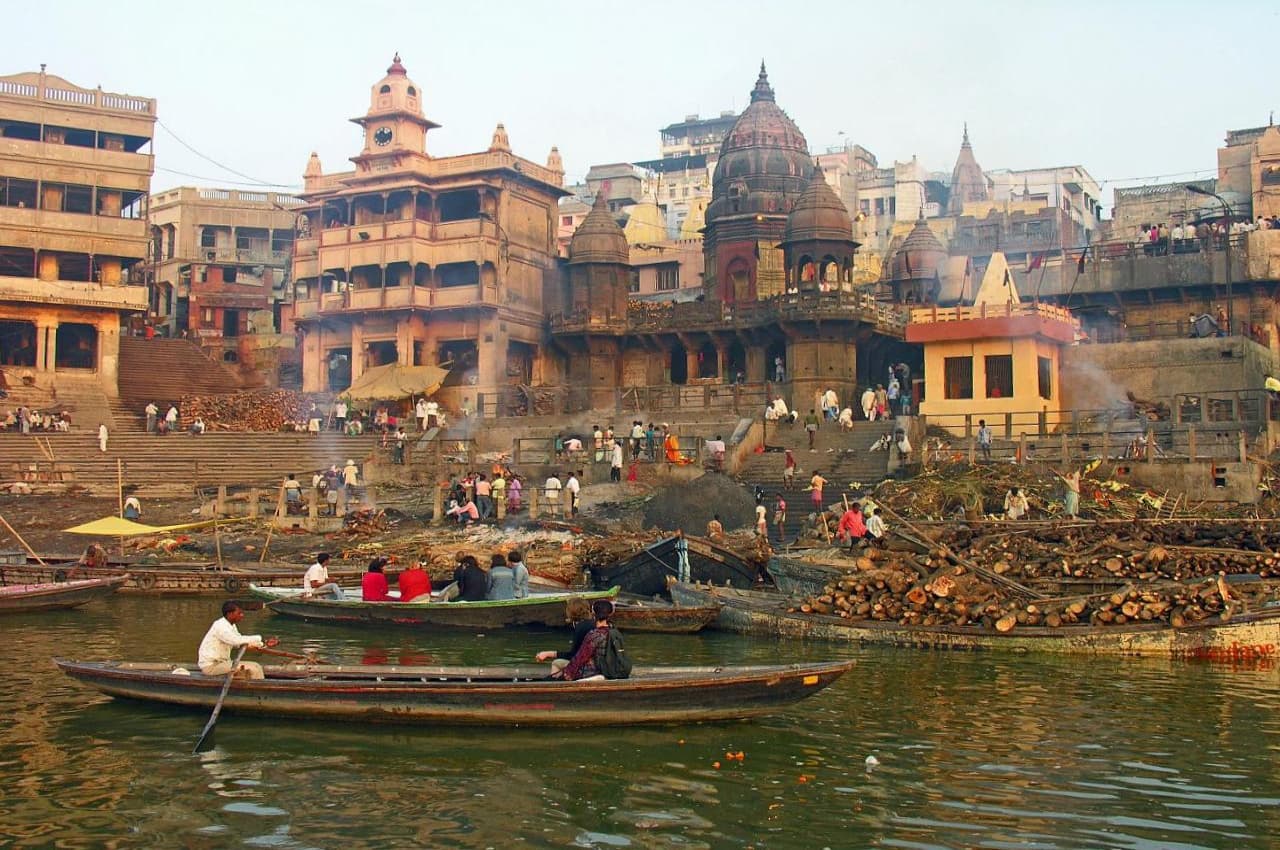 Varanasi: डोम राजा परिवार के नाराज होते ही मणिकर्णिका घाट पर रुके दाह संस्कार, मनाने में जुटा प्रशासन