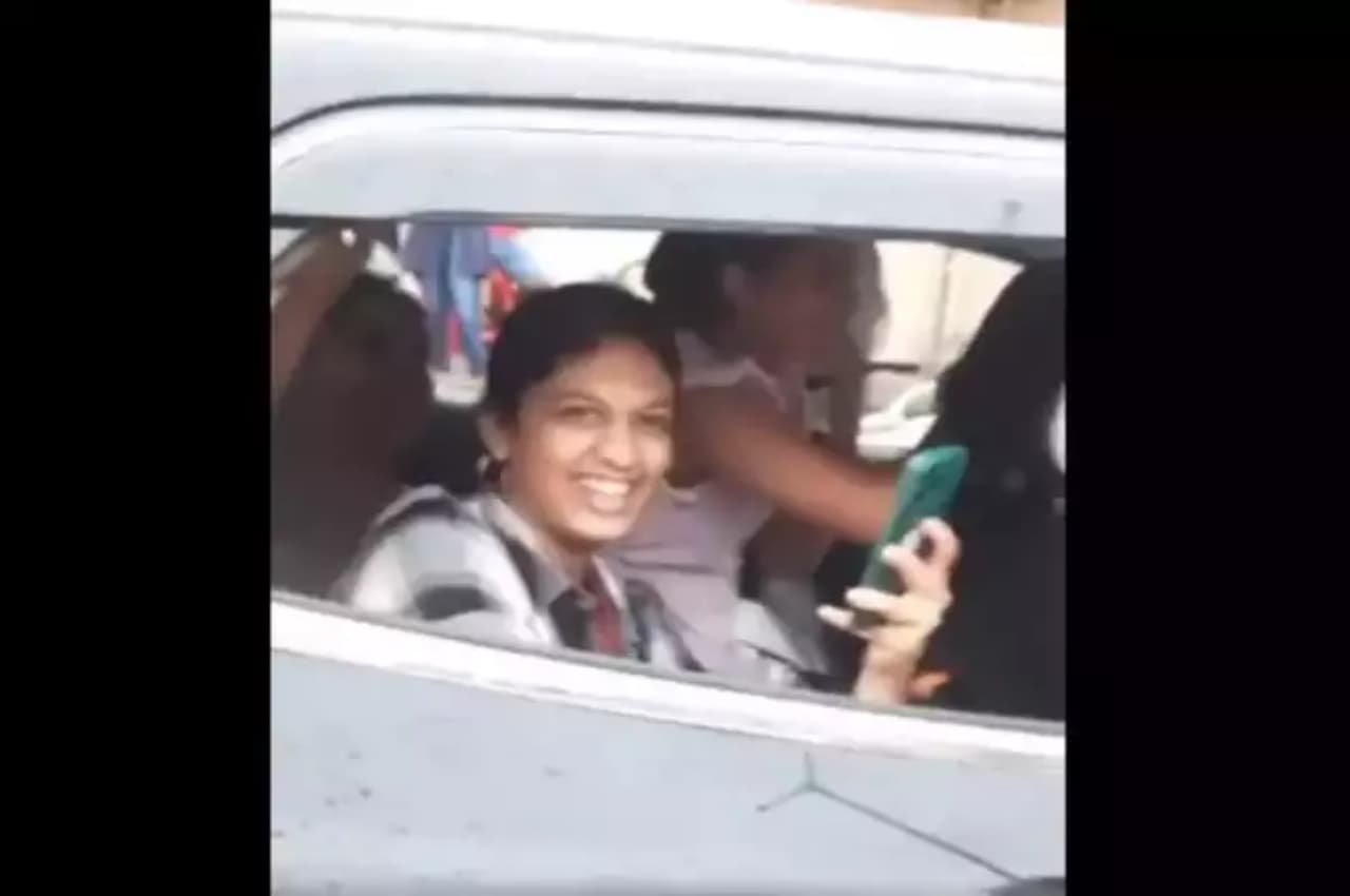 Viral Video: कार से जा रही लड़की अचानक गाड़ी रोक करने लगी ये काम