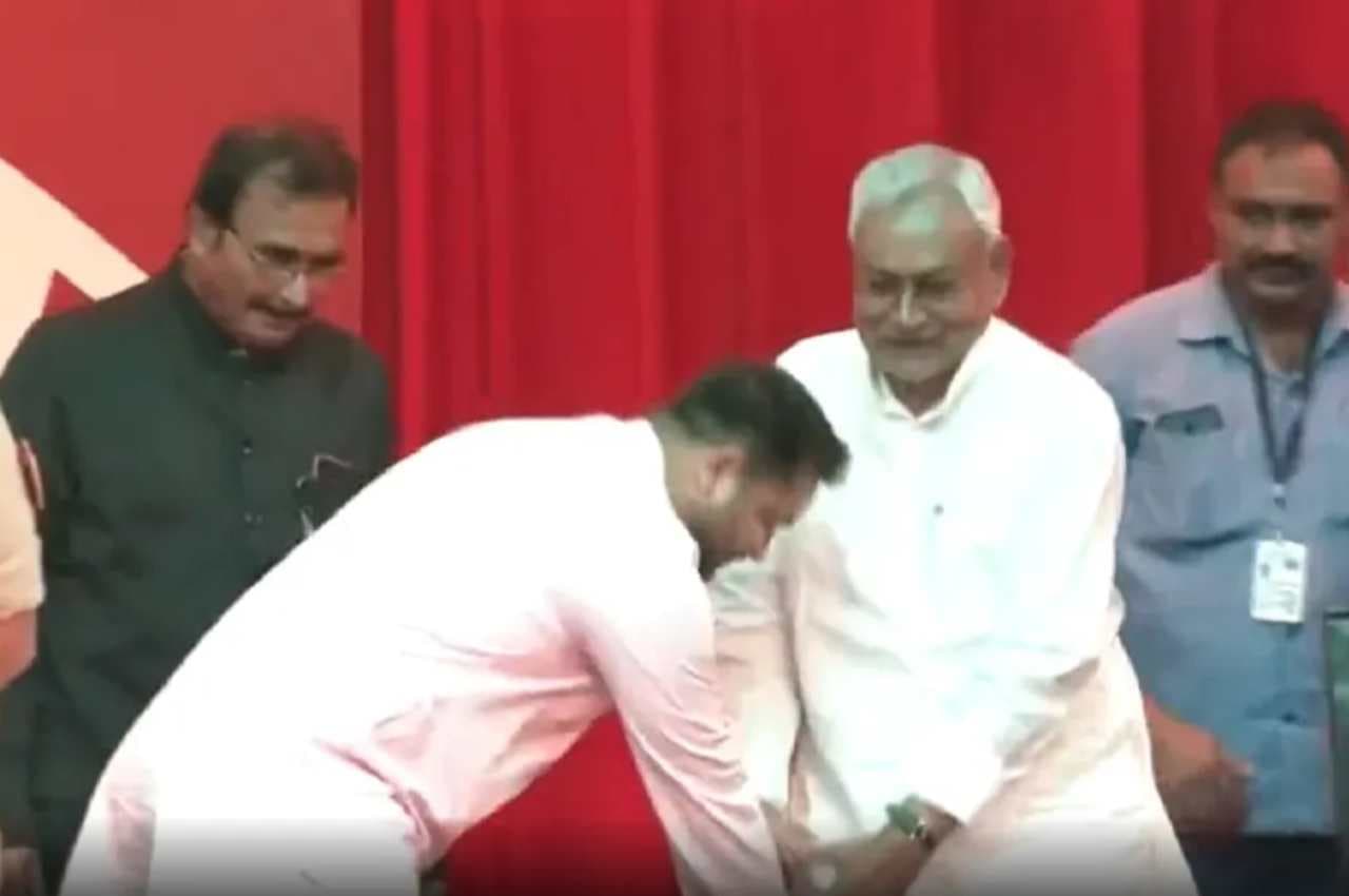 बिहार में चाचा-भतीजे की सरकार, शपथ लेने के बाद तेजस्वी ने पैर छूकर लिया आशीर्वाद