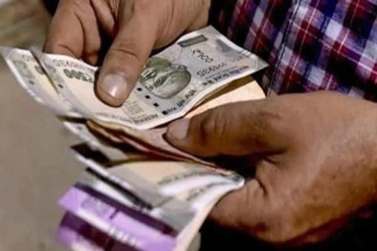 Bank withdrawal limit: अब 5000 रुपये से अधिक नहीं निकाल पाएंगे, RBI ने इस बैंक पर 6 महीने के लिए रोक लगाई