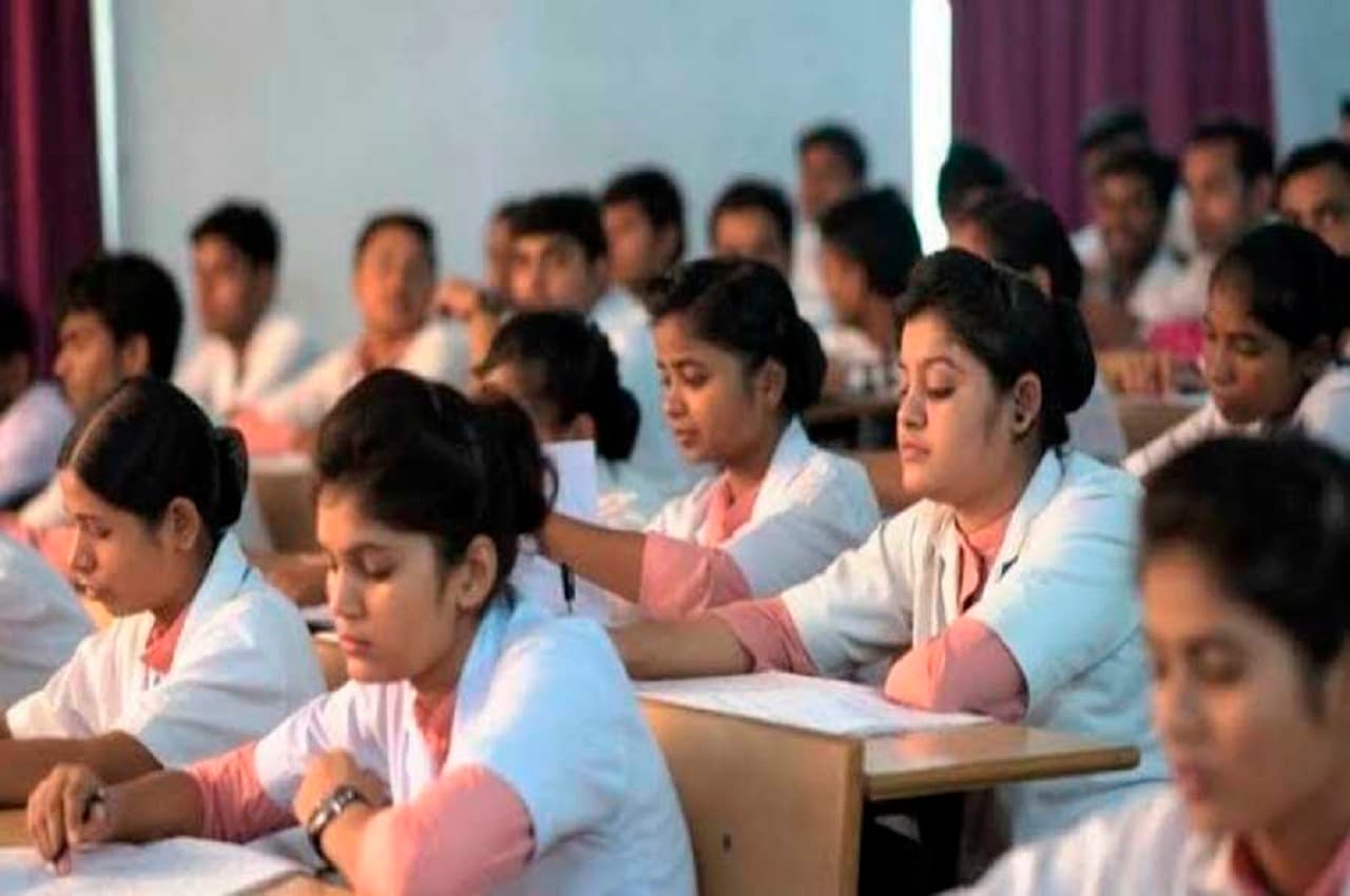 MP News: राज्य के 93 नर्सिंग कॉलेजों की मान्यता रद्द, कमलनाथ ने कहा - व्यापम के बाद नर्सिंग घोटाला जोर पकड़ रहा