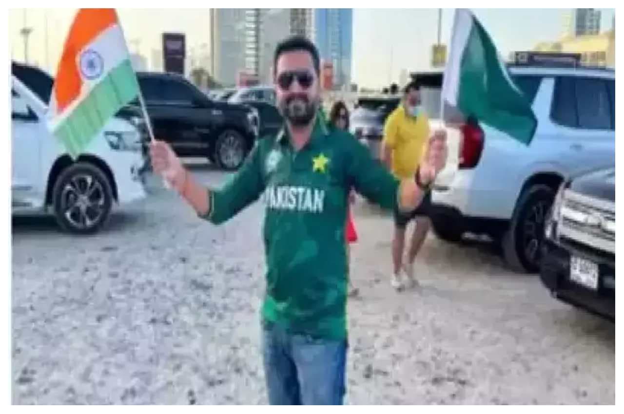IND vs PAK: बरेली के युवक ने पहनी पाकिस्तानी जर्सी, हाथ में थामा भारत-पाक का झंडा, घर पर मामला हुआ गर्म