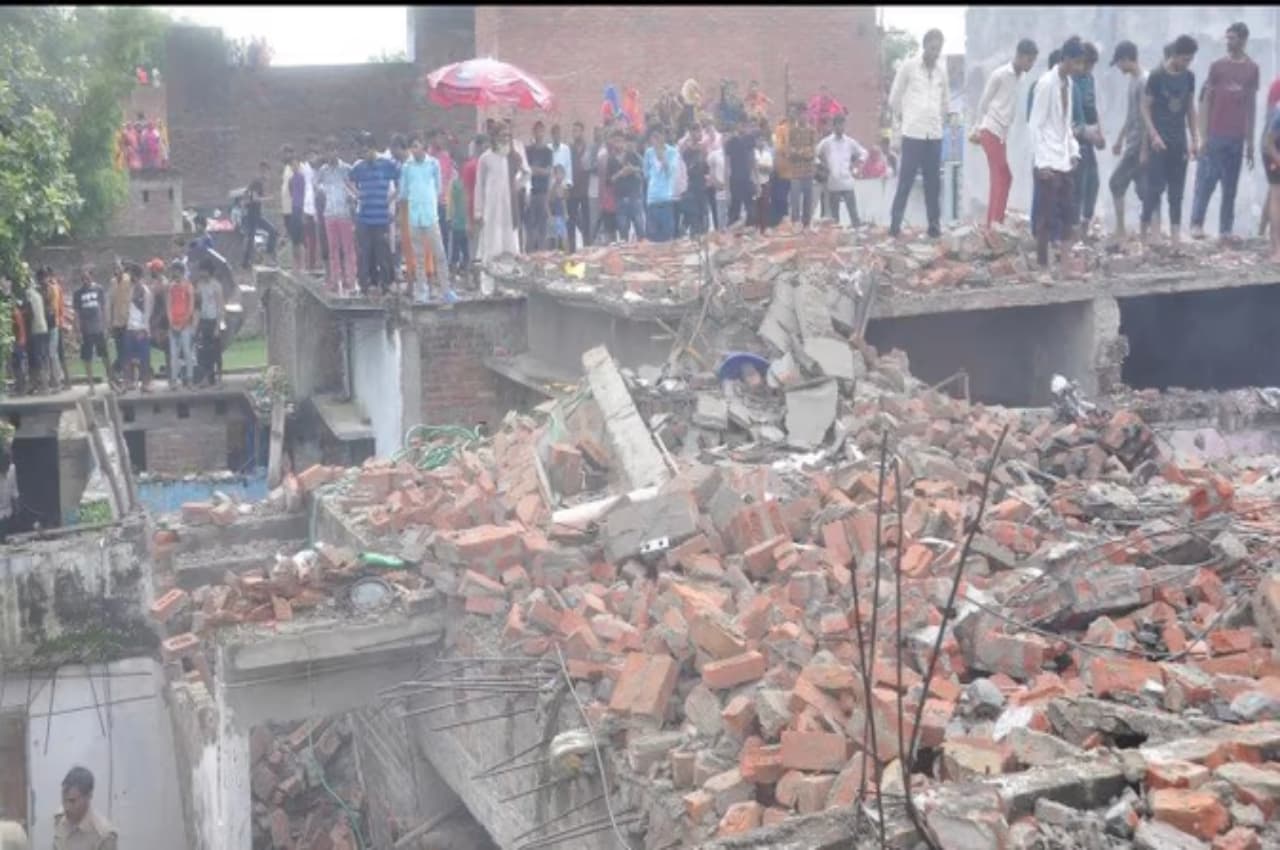 Pilibhit: पटाखों में हुआ विस्फोट, नमाज पढ़ रहीं तीन बेटियों की कब्र बन गया घर