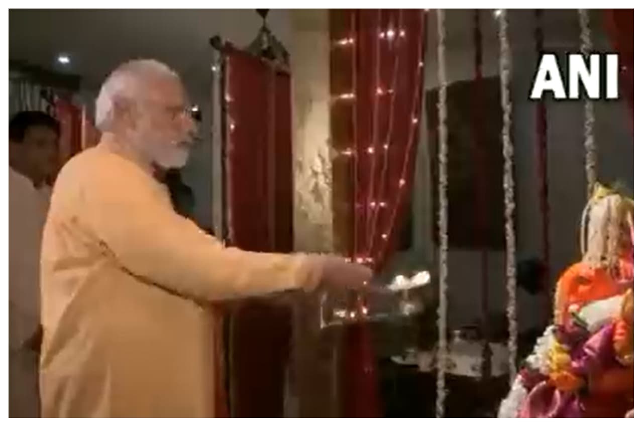 पीएम मोदी ने दी गणेश चतुर्थी की बधाई, बप्पा की आरती करते दिखे