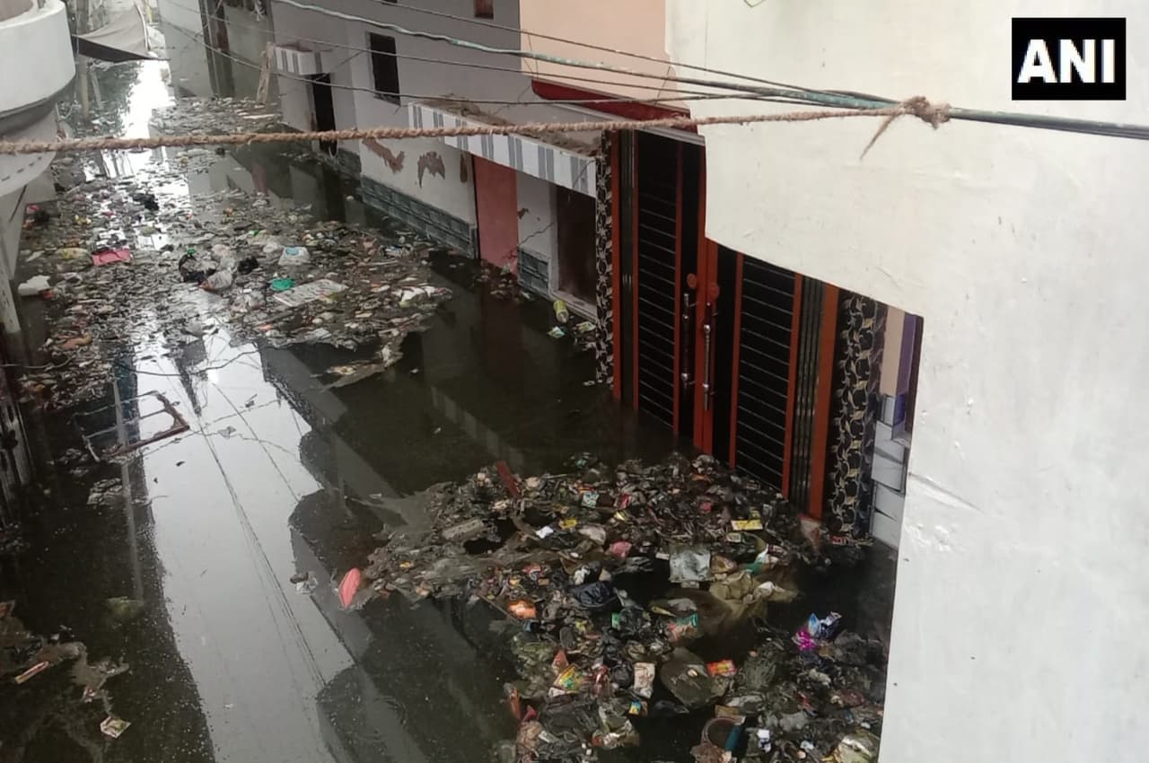 Flood In UP: खतरे के निशान को पार कर गईं गंगा और यमुना, कोठियों में भरा खड़ा है गंदा पानी
