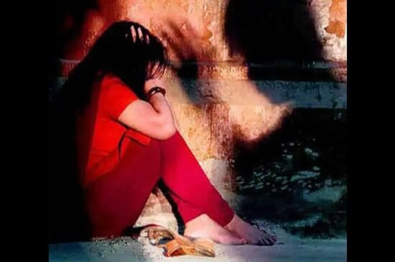 Pune: पत्नी को सबके सामने निर्वस्त्र झरने के नीचे नहाने पर किया मजबूर, महिला की ये आपबीती हिलाकर रख देगी
