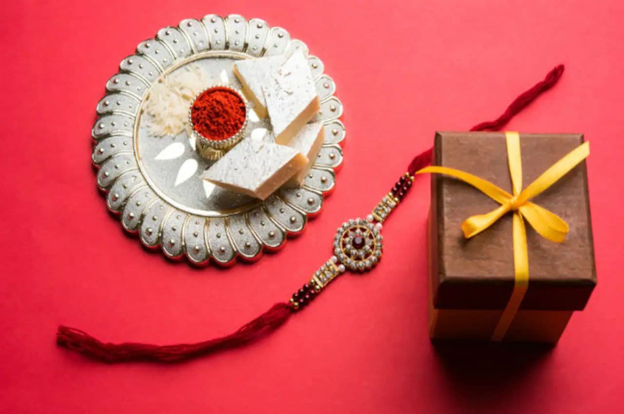 Raksha Bandhan Gifts 2022: अपनी बहन या भाई को इन गिफ्ट से कर सकते हैं खुश!