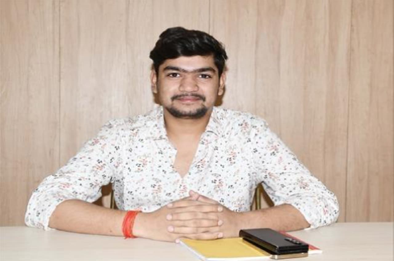 आंत्रेप्रेन्योर मनीष मौर्य ने अपने दादा-परदादा की विरासत 'श्री राम स्वीट्स' को बनाया है एक मशहूर ब्रांड