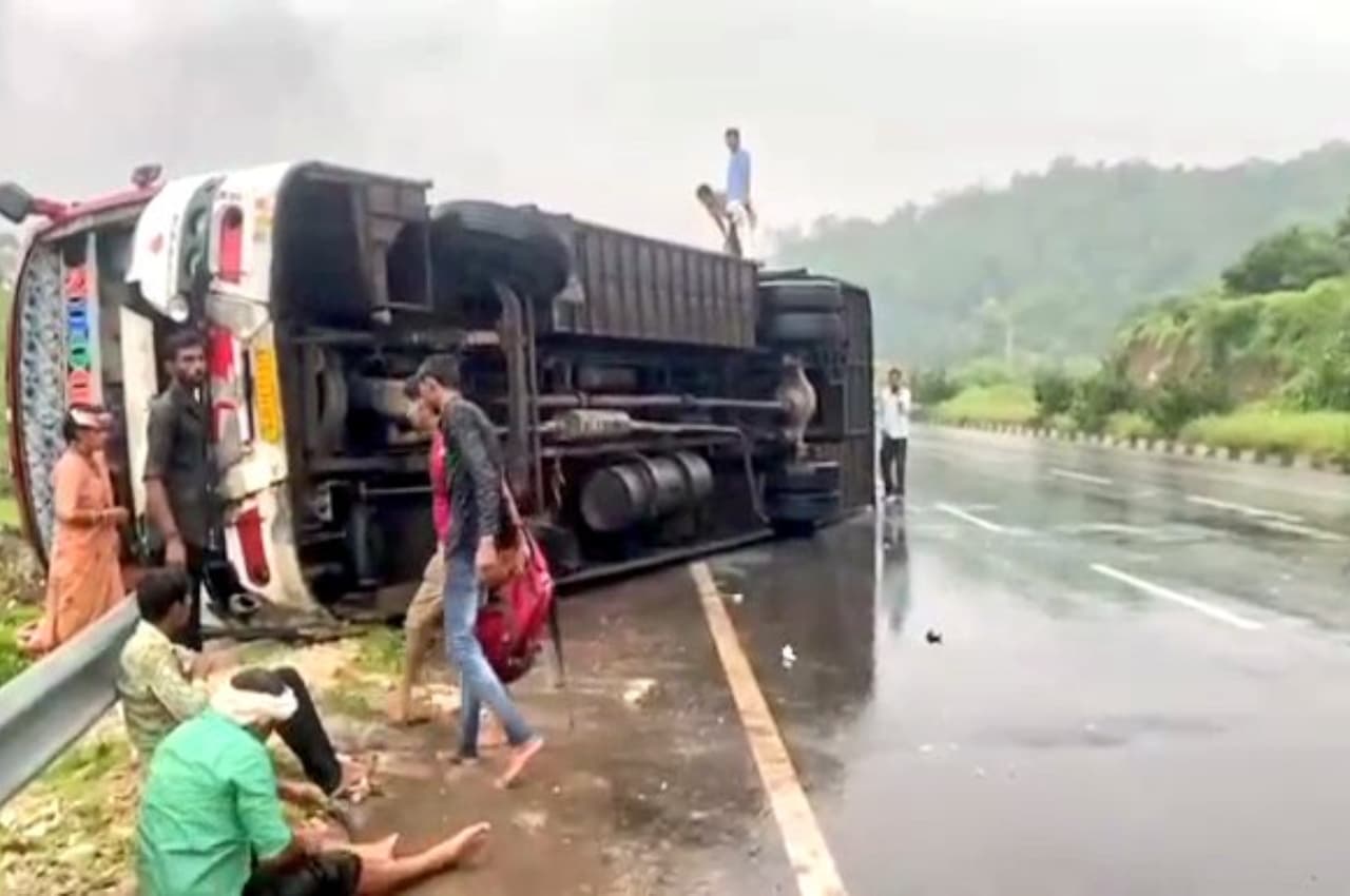 Rajasthan: डूंगरपुर में NH48 पर यात्रियों से भरी बस पलटी, हादसे में 3 यात्रियों की मौत
