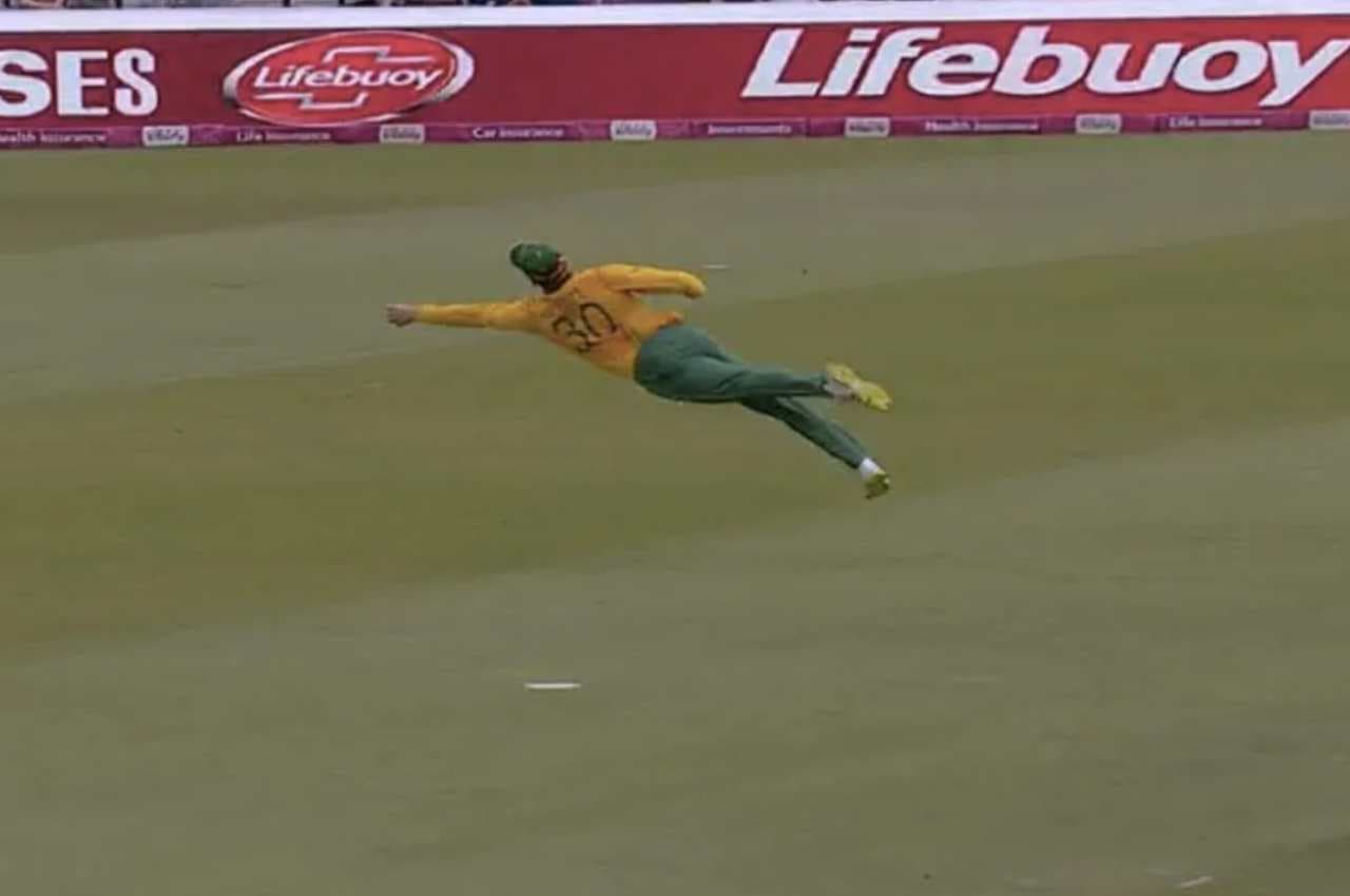 UNBELIEVABLE CATCH: इससे बेहतरीन कैच नहीं हो सकता! यकीन नहीं तो देखें वीडियो