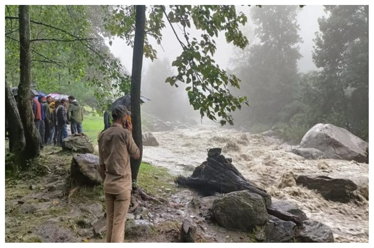 Himachal Pradesh: अस्थायी पुल बहा, डूबने से दो लोगों की मौत