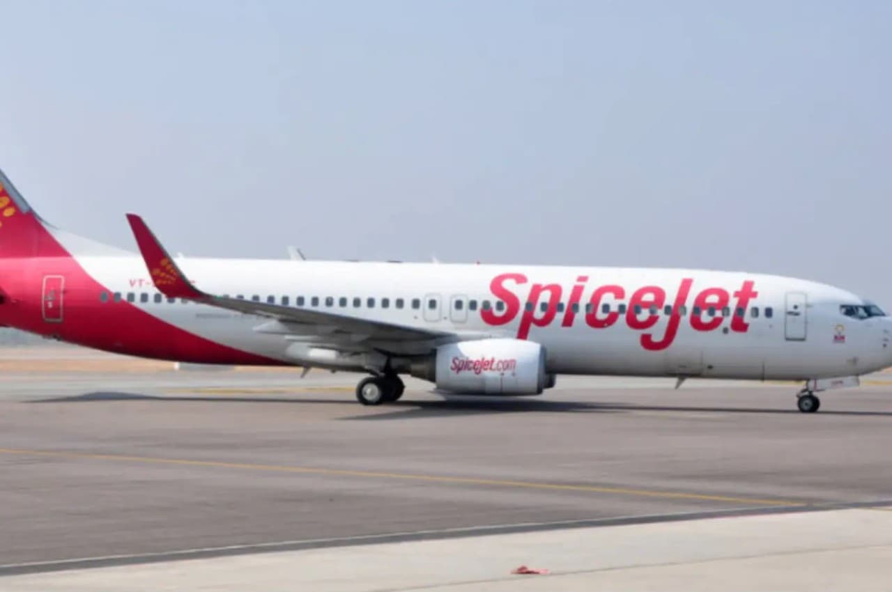 SpiceJet की फ्लाइट से डेढ़ किलोमीटर दूर था टर्मिनल, यात्रियों ने बताई आपबीती