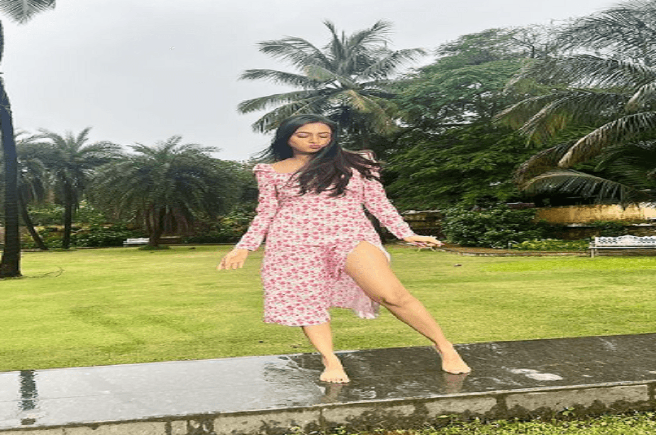 Tejasswi Prakash ने ट्रेंडी लुक से जीता फैंस का दिल, थाई हाई स्लिट ड्रेस में दिए सेक्सी पोज