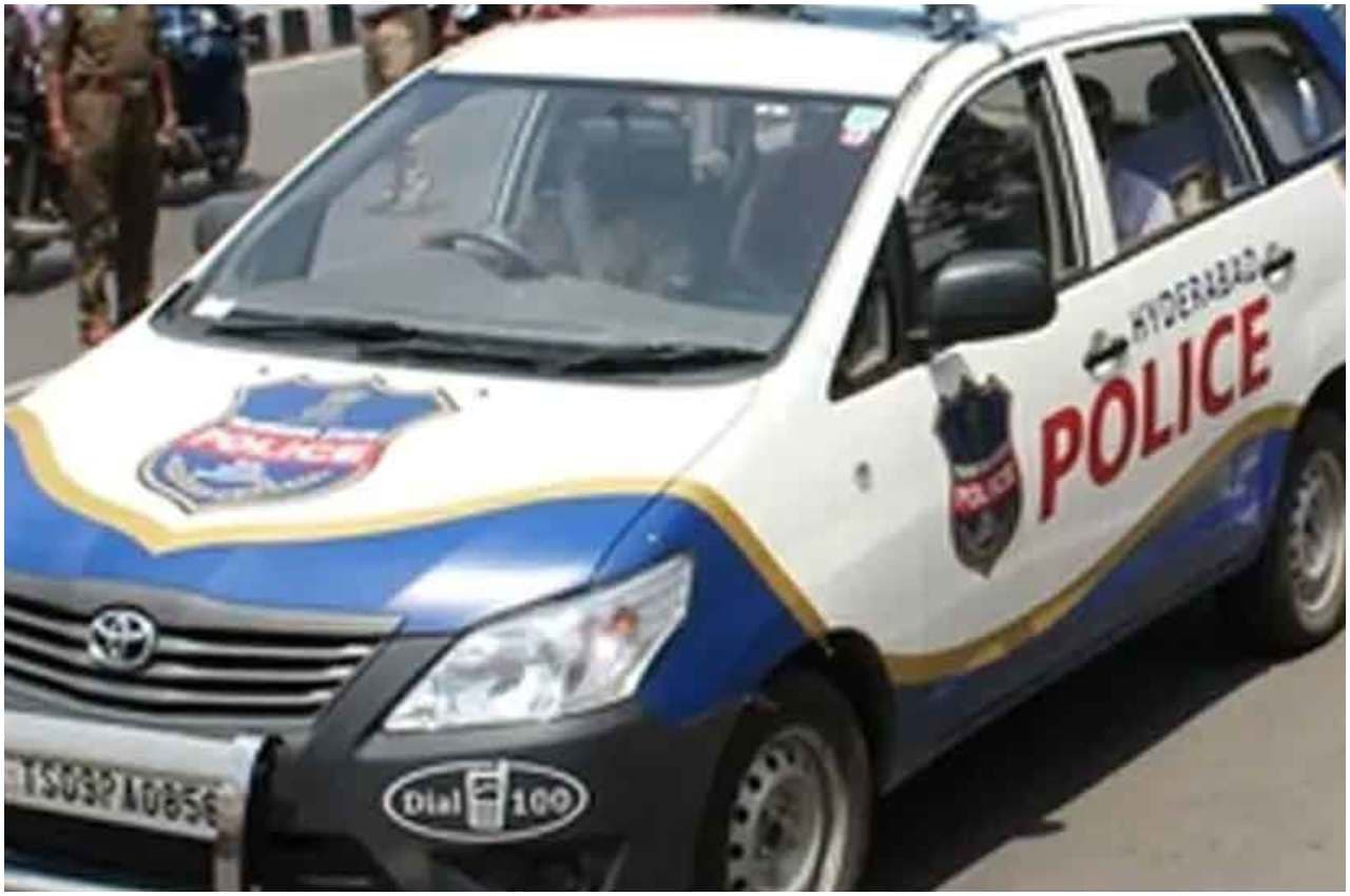 बिहार: गांव में पुलिस की छापेमारी से मचा हड़कंप, एक करोड़ से ज्यादा कैश और लग्जरी गाड़ियों के साथ चार ठग गिरफ्तार