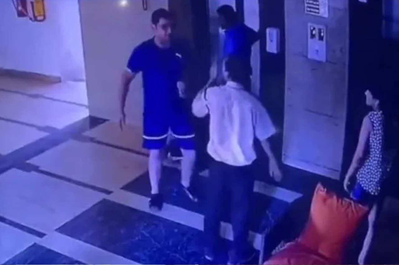 Gurugram: लिफ्ट में फंसे शख्स ने निकलने के बाद सेक्युरिटी गार्ड को बेरहमी से मारा, घटना CCTV में कैद