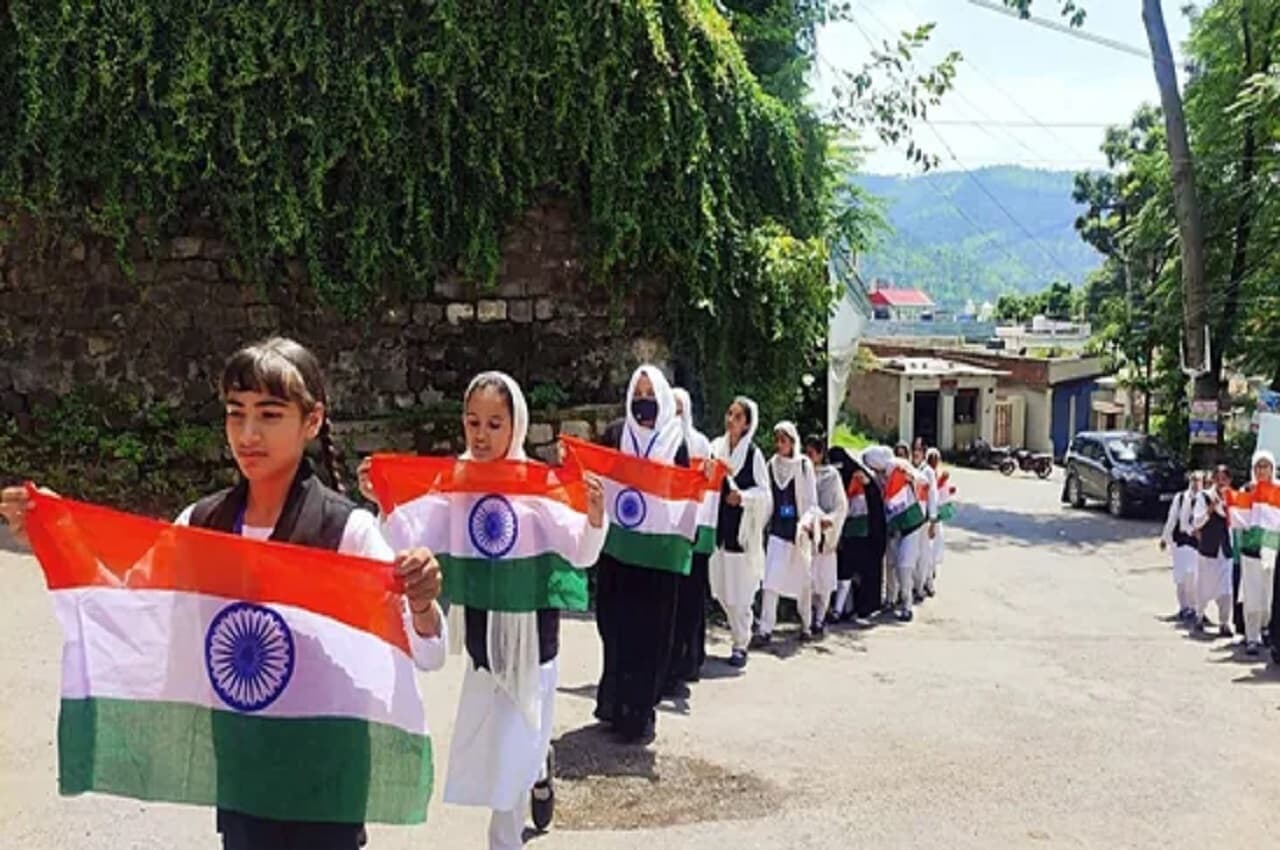 जम्मू-कश्मीर के छात्रों ने पुंछ में 'तिरंगा' रैली निकाली, बांदीपोरा में राष्ट्रगान गाया