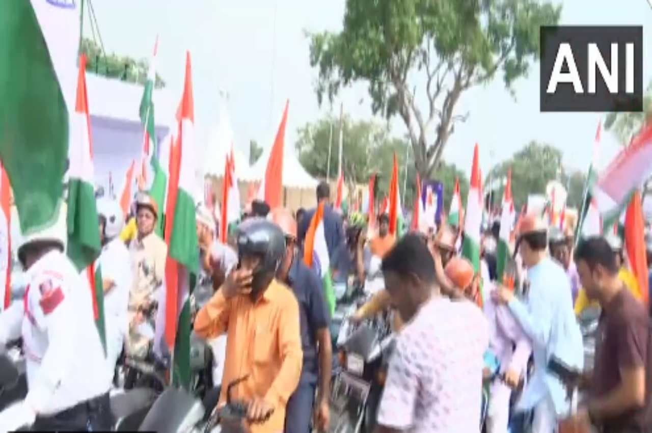 Video: 'हर घर तिरंगा' बाइक रैली रवाना, वेंकैया नायडू ने दिखाई हरी झंडी