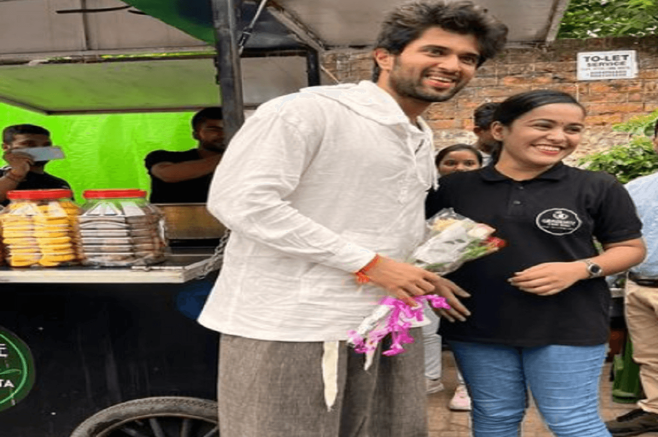 Vijay Deverakonda पहुंचे 'Graduate Chaiwali' की टपरी पर, पटना की गलियों में ली चाय की चुस्की