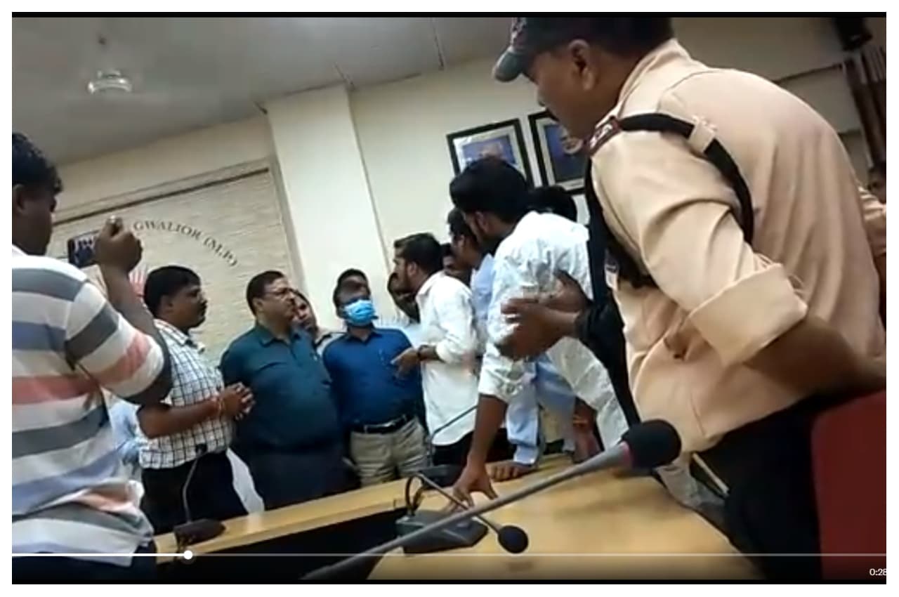 Viral Video: ABVP नेता की कुलपति को धमकी, हल्के में न ले वरना कुर्सी जाने में टाइम नहीं लगेगा