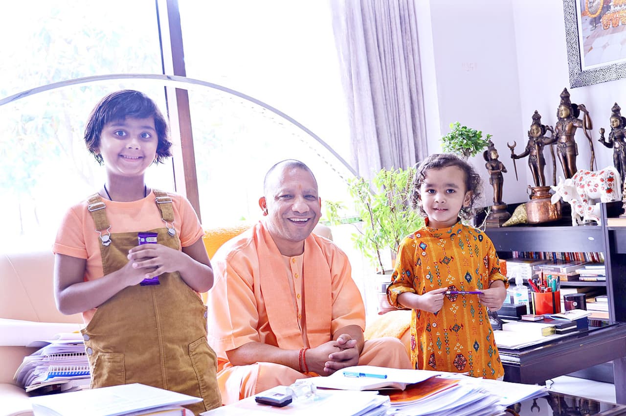 सीएम योगी ने बच्चियों से तो अखिलेश ने महिला कार्यकर्ताओं से बंधवाई राखी, देखें तस्वीरें