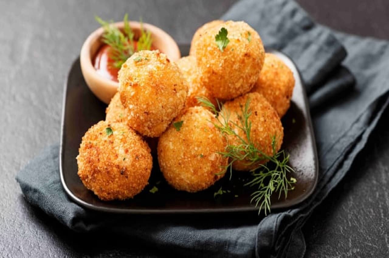 Aloo-Kuttu Balls: नवरात्रि फलाहार में चुटकियों में बनाएं चटपटे आलू-कुट्टू बॉल्स, ये रही आसान रेसिपी