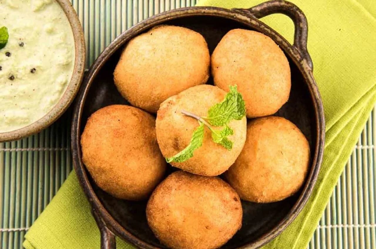 Kuttu Aloo Vada Recipe: नवरात्रि स्नैक में बनाएं कुट्टू आलू वड़ा, सभी को आएंगे खूब पसंद, जानें रेसिपी