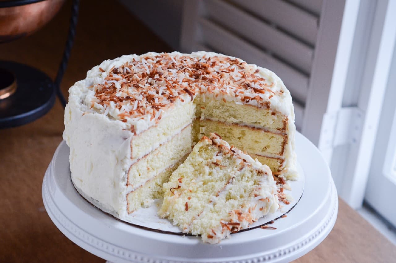 Coconut Cake Recipe: टीचर्स डे सेलिब्रेट पर मुंह मीठा कराएं डिलीशियस कोकोनट केक के साथ, जानें रेसिपी