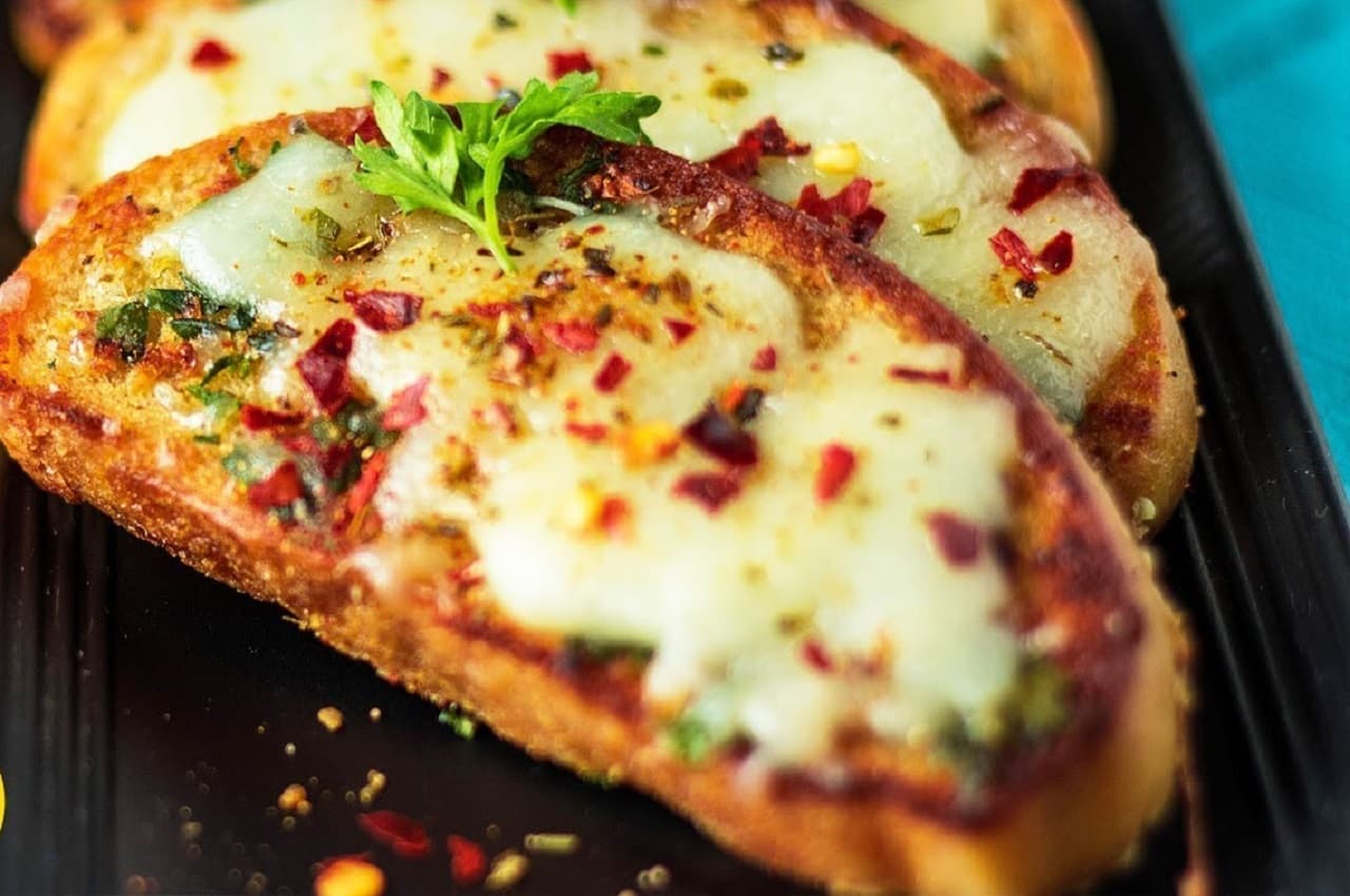 Without Oven Garlic Bread Recipe: ओवन के बिना घर पर बनाएं रेस्त्रां स्टाइल गार्लिक ब्रेड, बस फॉलो करें ये रेसिपी