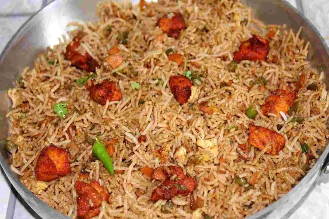 Chicken Fried Rice Recipe: फैमिली डिनर में बनाएं रेस्टोरेंट स्टाइल चिकन फ्राइड राइस, नोट करें इजी रेसिपी