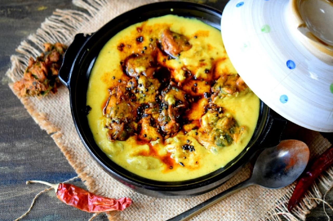 Punjabi Kadhi Pakoda Recipe: फैमिली डिनर में बनाएं स्वाद और पोषण से भरपूर पंजाबी कढ़ी पकोड़ा, नोट करें इजी रेसिपी
