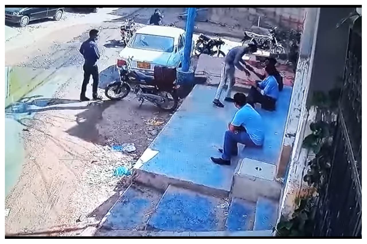 Viral Video: पाकिस्तान में दिनदहाड़े लूट का वीडियो वायरल, लोगों ने सोचा 'Prank' हो रहा है