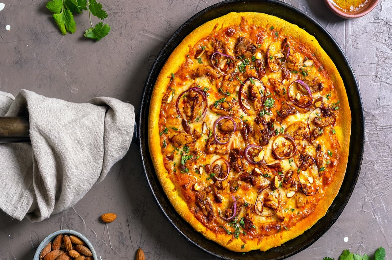 Butter Chicken Pizza: घर पर देसी तरीके से बनाएं बटर चिकन पिज्जा, नोट करें स्वादिष्ट रेसिपी
