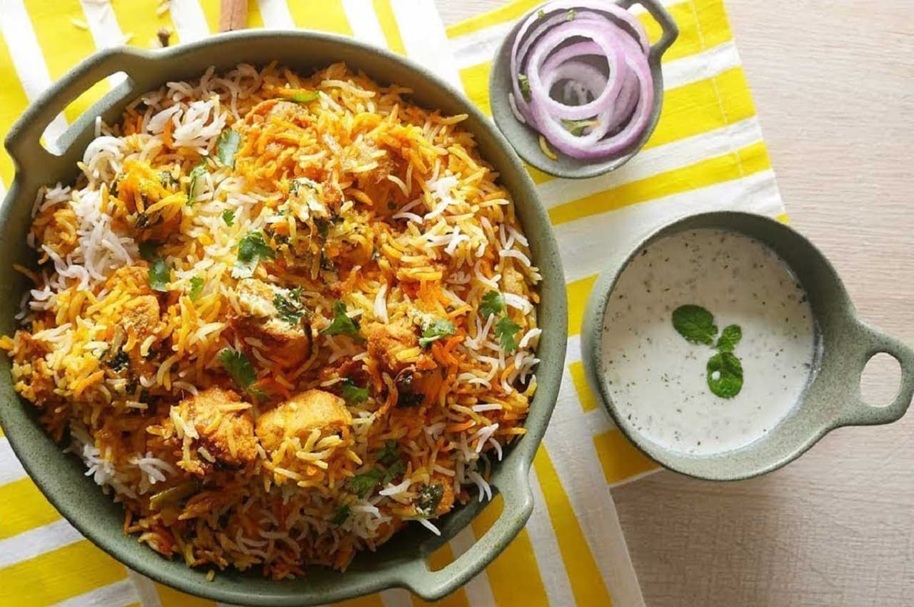 Butter Chicken Biryani Recipe: वीकेंड डिनर में फैमिली को खिलाएं लाजवाब बटर चिकन बिरयानी, नोट करें रेसिपी