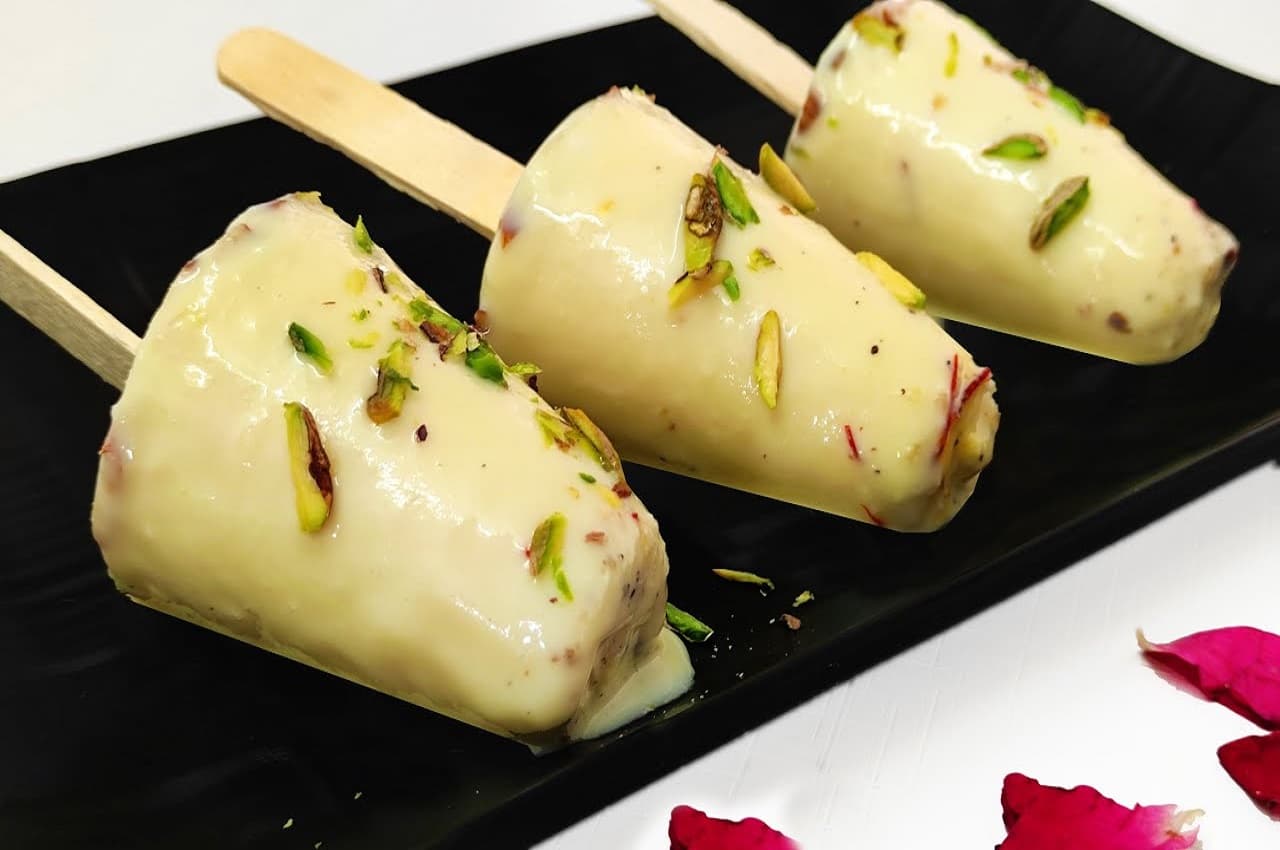 Leftover Barfi Kulfi: स्वाद में खूब मजेदार लगती है बर्फी की मलाई कुल्फी, एक बार खाकर दिल मांगेगा मोर, जानें विधि